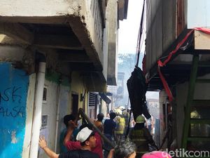 Kebakaran di Permukiman Padat Kemayoran Hampir Padam, Damkar Sisir Sisa Api