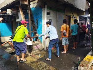 Warga Ramai-ramai Bantu Padamkan Kebakaran di Permukiman Padat Kemayoran