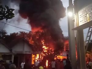 Gudang Ban di Jombang Ludes Terbakar Gegara Ledakan Elpiji Gudang Ban di Jombang Ludes Terbakar Gegara Ledakan Elpiji