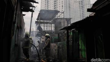 4 Fakta Kebakaran Permukiman di Kemayoran Sampai Damkar Kelelahan