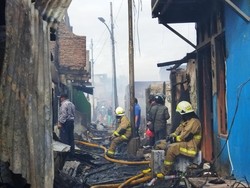 Damkar Sesak Napas-Kelelahan Padamkan Kebakaran Permukiman di Kemayoran