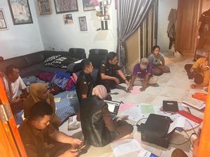 Kejari Geledah Rumah di Probolinggo Terkait Dugaan Korupsi Dana Hibah SMP Kejari Geledah Rumah di Probolinggo Terkait Dugaan Korupsi Dana Hibah SMP