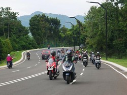 7 Tips Aman Ngerem Pakai Motor Matic di Jalan Menurun