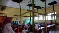 Rawan Ambruk, Ruang Kelas di SD Jombang Hanya Ditopang Bambu