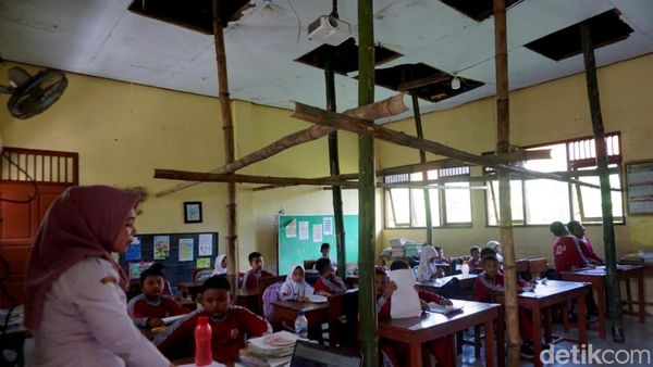 Rawan Ambruk, Ruang Kelas di SD Jombang Hanya Ditopang Bambu