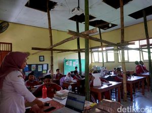 Rawan Ambruk, Ruang Kelas di SD Jombang Hanya Ditopang Bambu Rawan Ambruk, Ruang Kelas di SD Jombang Hanya Ditopang Bambu
