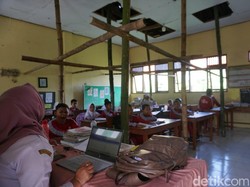 Miris, Siswa SD di Jombang Belajar di Ruang Kelas Rawan Ambruk