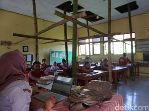 Miris, Siswa SD di Jombang Belajar di Ruang Kelas Rawan Ambruk Miris, Siswa SD di Jombang Belajar di Ruang Kelas Rawan Ambruk