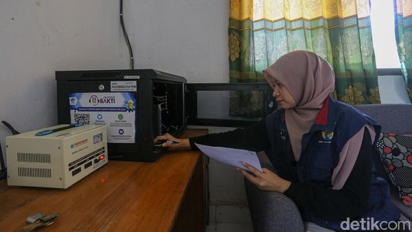 Layanan di Kantor Camat Wawonii Serba Sat-set Lewat WA