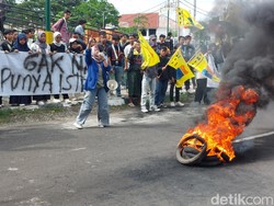 Mahasiswa Demo DPRD Cirebon Desak Pengusutan Dugaan Pelecehan Seksual