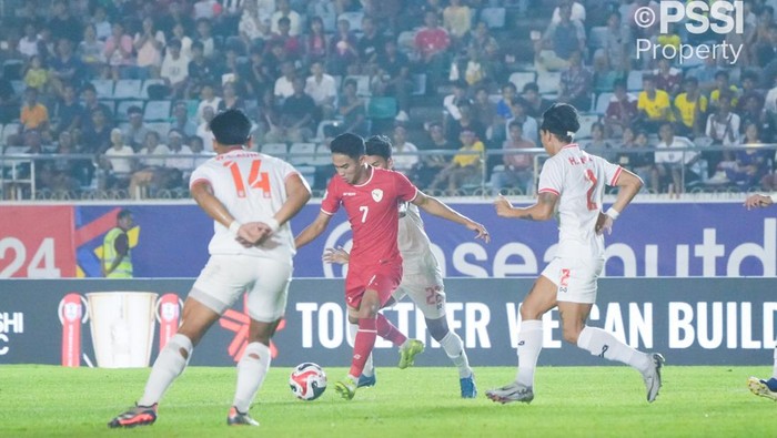 Aksi Marselino Ferdinan saat Timnas Indonesia memetik kemenangan tipis 1-0 atas Timnas Myanmar di Piala AFF 2024.