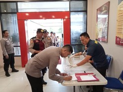 Puluhan Anggota Polsek Kelapa Gading Mendadak Dites Urine, Ini Hasilnya