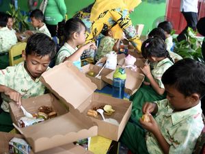 Momen Siswa TK di Samarinda Ikuti Uji Coba Makan Bergizi Gratis Momen Siswa TK di Samarinda Ikuti Uji Coba Makan Bergizi Gratis
