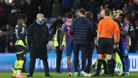 Di momen ini, Pep Guardiola nge-gas kepada wasit Rob Jones. Foto: CameraSport via Getty Images/Rob Newell - CameraSport