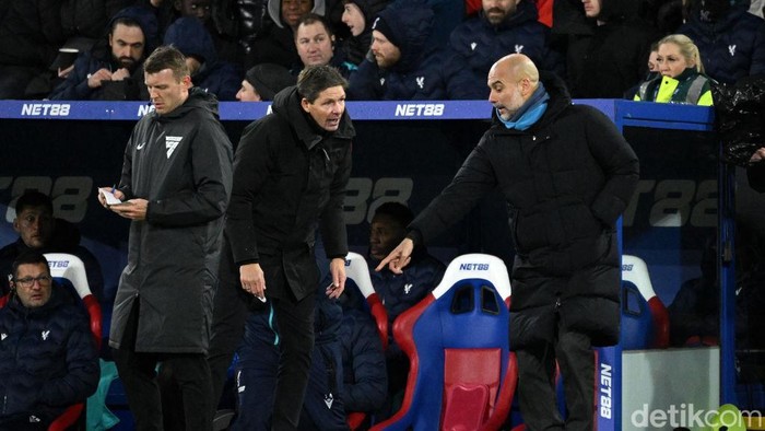 Pep Guardiola LONDON, ENGLAND - DECEMBER 07: Pep Guardiola, Manager of Manchester City, points at the fourth officials foot as Oliver Glasner, Manager of Crystal Palace looks on during the Premier League match between Crystal Palace FC and Manchester City FC at Selhurst Park on December 07, 2024 in London, England. (Photo by Justin Setterfield/Getty Images)