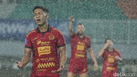 Hasil ini membuat Persija tertahan di urutan ketiga dengan 25 poin. Sementara, Borneo tepat di bawahnya dengan 23 poin.