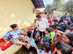 Pj Wali Kota Mojokerto Salurkan Bantuan ke Korban Banjir Pj Wali Kota Mojokerto Salurkan Bantuan ke Korban Banjir