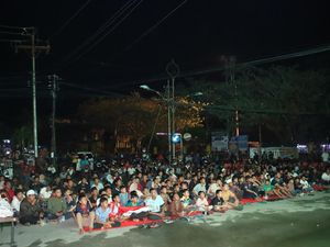 Cara Polisi Cooling System Pilkada di Inhil, Ajak Warga Nobar Indonesia-Myanmar Cara Polisi Cooling System Pilkada di Inhil, Ajak Warga Nobar Indonesia-Myanmar