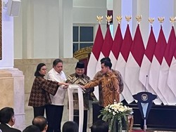 Prabowo Serahkan DIPA dan TKD 2025 secara Digital Didampingi Gibran-Luhut