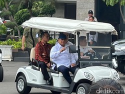 Saat Prabowo Keliling Istana Naik Buggy Car Disopiri Mayor Teddy