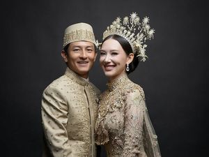 8 Potret Resepsi Pernikahan Rio Haryanto-Athina Nuansa Emas nan Glamor 8 Potret Resepsi Pernikahan Rio Haryanto-Athina Nuansa Emas nan Glamor