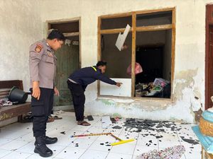 Fakta Suami Bengek di Bangkalan Lempar Batu-Tinja ke Rumah Fakta Suami Bengek di Bangkalan Lempar Batu-Tinja ke Rumah
