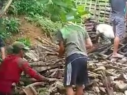 Dapur Rumah Warga Trenggalek Roboh Tertimpa Longsor