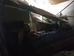 Rumah di Makassar Tertimbun Longsoran Tanah Pondasi Saat Hujan, 1 Orang Luka