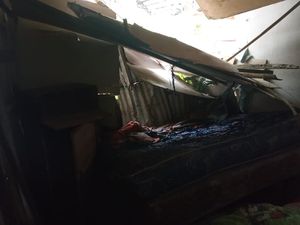 Rumah di Makassar Tertimbun Longsoran Tanah Pondasi Saat Hujan, 1 Orang Luka Rumah di Makassar Tertimbun Longsoran Tanah Pondasi Saat Hujan, 1 Orang Luka
