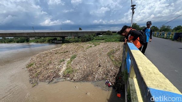 Sampah yang Rusak Tiang Jembatan Pagerluyung di Mojokerto Dibersihkan