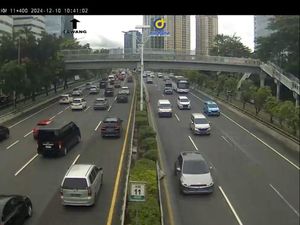 Lalu Lintas Tol Dalam Kota Padat di Sejumlah Titik hingga Siang Ini Lalu Lintas Tol Dalam Kota Padat di Sejumlah Titik hingga Siang Ini