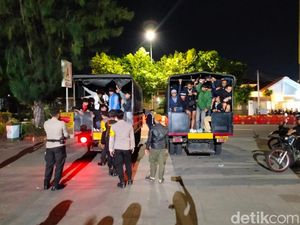 Ricuh Suporter Warnai Laga PSS Vs Persib di Solo