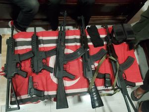Viral Berpose Pakai AK-47 dan Bendera Bulan Bintang, Pria di Aceh Ditangkap Viral Berpose Pakai AK-47 dan Bendera Bulan Bintang, Pria di Aceh Ditangkap