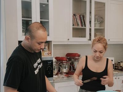 Spesial! BCL Bikin Kue Cokelat Buat Ultah Tiko Aryawardhana