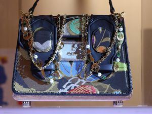 Tas Rp 19 Miliar Jadi Bintang Pameran Seni, Unik Dihiasi Kimono Sutra Langka