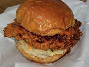 Unik! Sensasi Makan Burger Juicy di Rumah Tradisional Warga Bali Unik! Sensasi Makan Burger Juicy di Rumah Tradisional Warga Bali