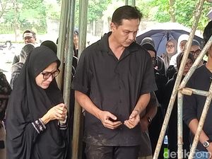 Kepergian Ibunda Ussy Sulistiawaty Usai Berjuang Lawan Sakit Ginjal Kepergian Ibunda Ussy Sulistiawaty Usai Berjuang Lawan Sakit Ginjal