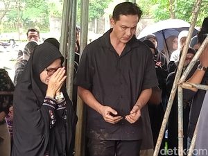 Tangis Ussy Sulistiawaty Pecah di Pemakaman Ibunda Tangis Ussy Sulistiawaty Pecah di Pemakaman Ibunda