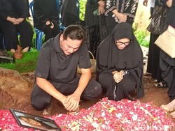 Ibu Ussy Sulistiawaty Dimakamkan Satu Liang Lahad dengan Anak