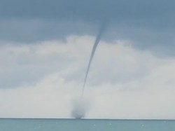 Fenomena Water Spout di Perairan Lamongan Terekam Kamera Nelayan