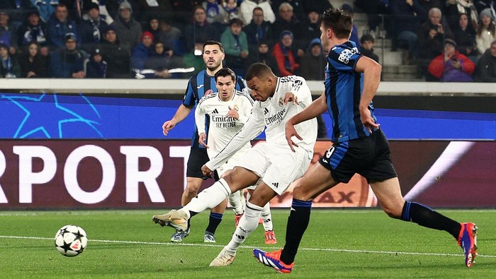 Soccer Football - Champions League - Atalanta v Real Madrid - Gewiss Stadium, Bergamo, Italy - December 10, 2024 Real Madrids Kylian Mbappe scores their first goal REUTERS/Guglielmo Mangiapane