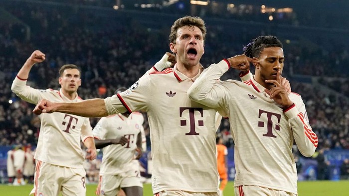 GELSENKIRCHEN, GERMANY - DECEMBER 10: Michael Olise of Bayern Munchen celebrates 1-3 with Thomas Muller of Bayern Munchen  during the UEFA Champions League  match between Shakhtar Donetsk v Bayern Munchen at the Veltins Arena on December 10, 2024 in Gelsenkirchen Germany (Photo by Marcel Bonte/Soccrates/Getty Images)
