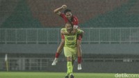 Gustavo Almeida mencetak gol mudah setelah Nadeo Argawinata yang maju mengejar long ball gagal menghalau bola sehingga gawangnya kosong.