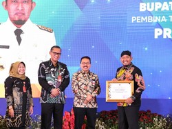 Bupati Sumenep Raih Penghargaan Kepala Daerah Pembina Kecamatan Terbaik