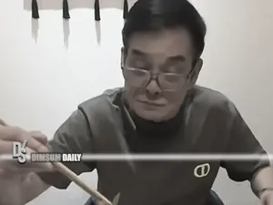 Demi Konten, Aktor Senior Ini Nekat Makan Hot Pot Campur Kotoran Sapi