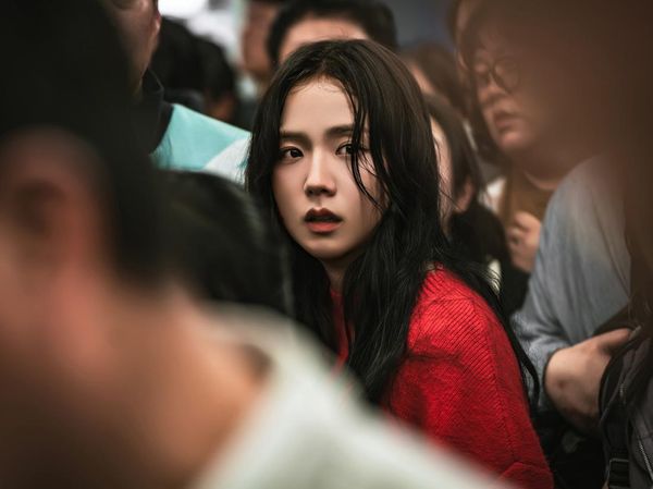 Foto: Jisoo BLACKPINK Dikejar Zombie di Drakor Newtopia, Tayang Februari 2025