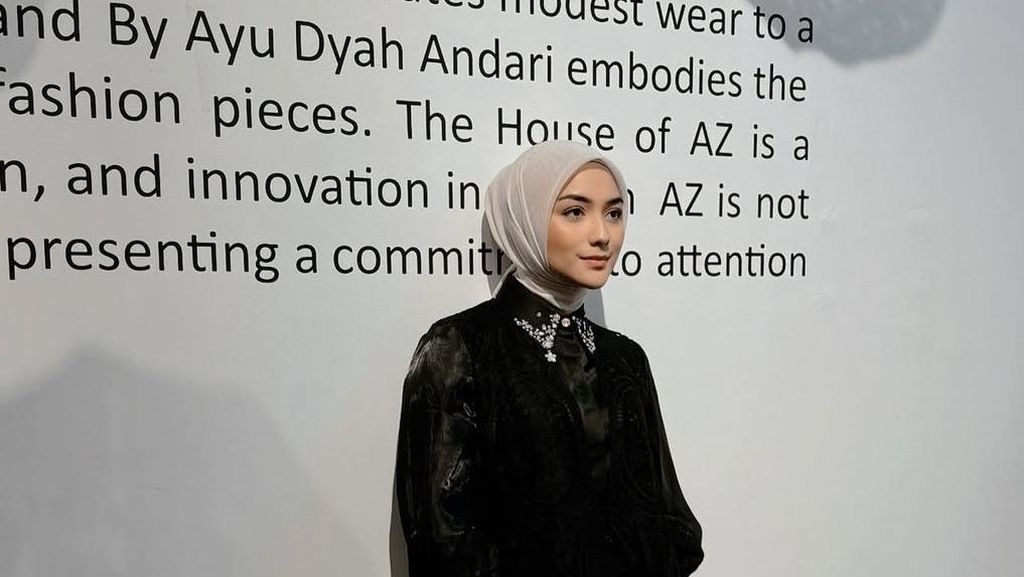 8 Potret Inspirasi OOTD Hijab dan Outfit Monokrom ala Citra Kirana 8 Potret Inspirasi OOTD Hijab dan Outfit Monokrom ala Citra Kirana