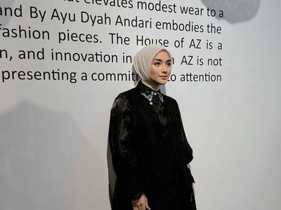 8 Potret Inspirasi OOTD Hijab dan Outfit Monokrom ala Citra Kirana