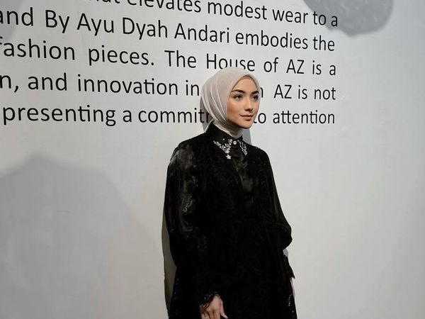 8 Potret Inspirasi OOTD Hijab dan Outfit Monokrom ala Citra Kirana