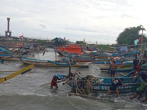 Perahu Nelayan di Pantai Selatan Tasik Rusak-Karam Akibat Cuaca Buruk